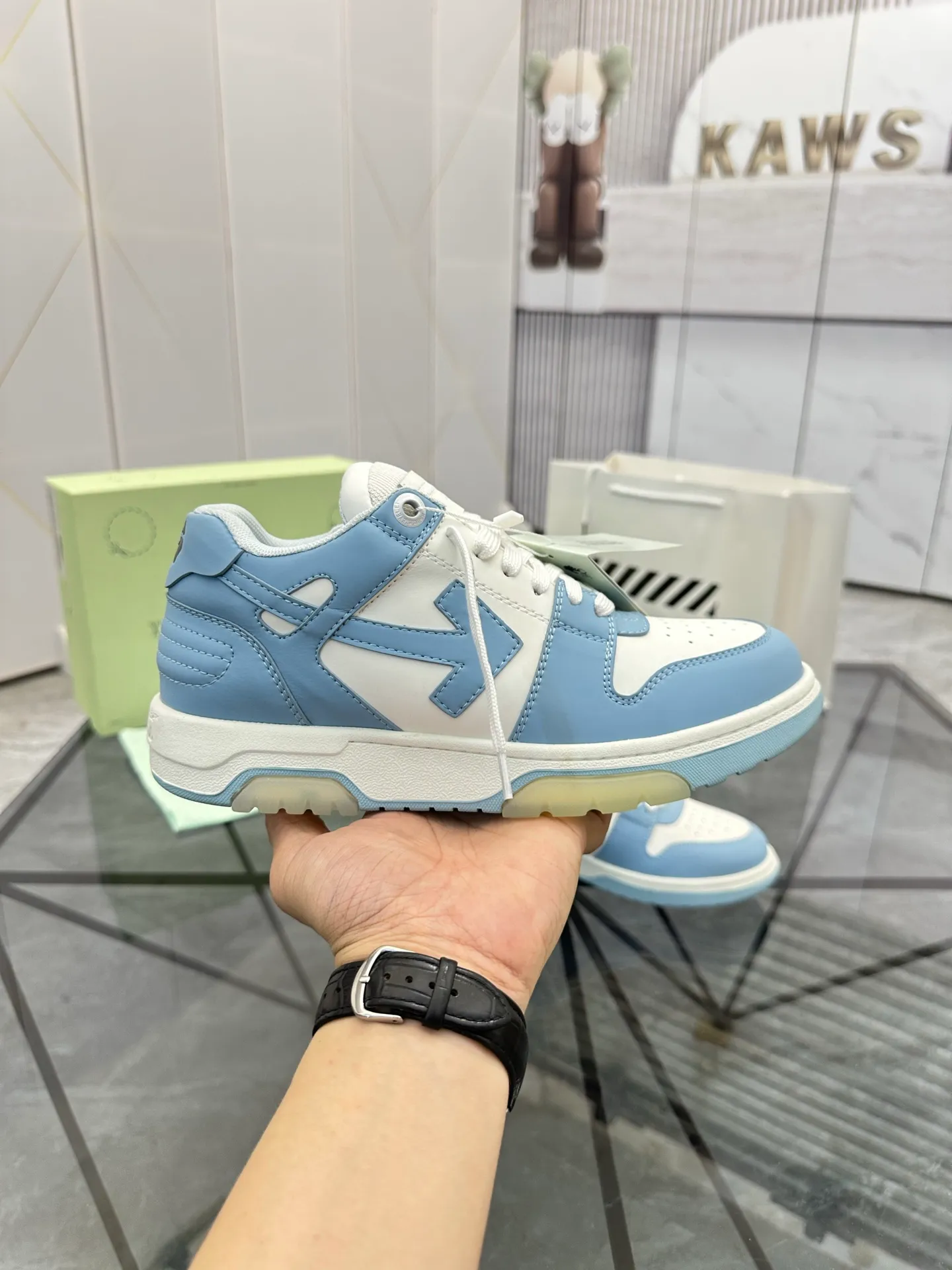 Selling men's shoes 💰: 💰P560¥ High-end top quality (leather buckle plus 10) Product trademark: OFF WHITE * "OFF WHITE*" low-top casual shoes Regular size: 35-45 (can be customized to 46) Couple style Product material: imported first-layer cowhide leather upper, breathable lining, original outsole. No.: H203